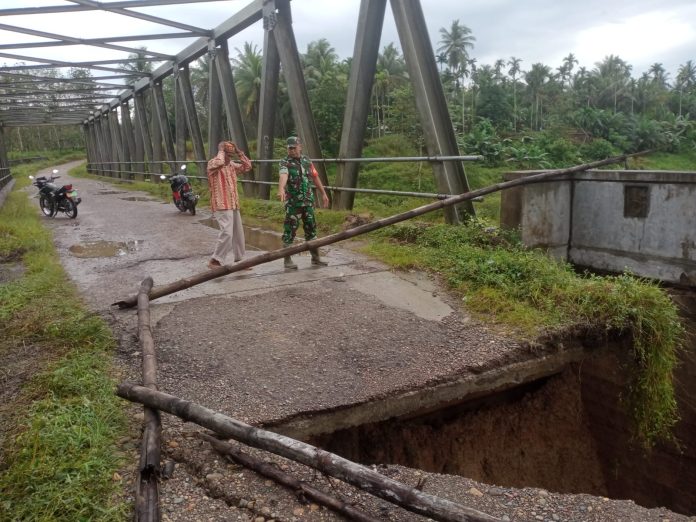 Abudment jembatan Blang Mane, Peusangan Selatan, Bireuen, Sabtu malam (21/1/2023) putus total digerus air sungai. Foto: HO for Komparatif.id.
