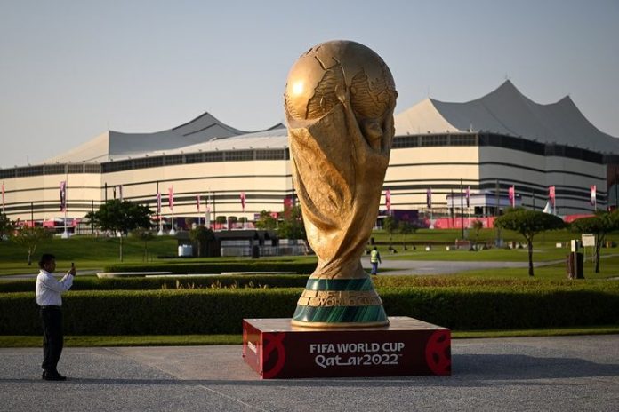 636d9ea856644 Replika Piala Dunia raksasa dipajang dekat Stadion Al Bayt, Qatar. Foto: Ist