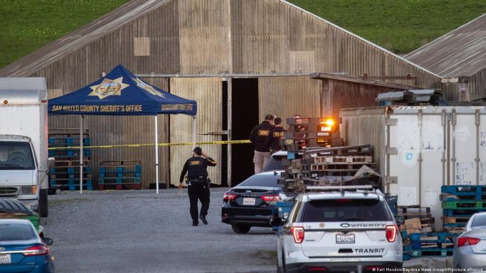 Kepolisian San Mateo, California mengamankan lokasi penembakan. Foto: DW.