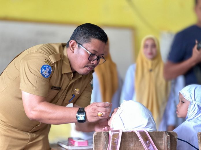 Al-Muttaqin Kepala Dinas Pendidikan Bireuen, Senin (9/1/2023) menerbitkan SE larangan bermain latto-latto di sekolah. Hal tersebut disampaikan olehnya, di sela-sela vaksin polio di kecamatan Jeunib, Selasa (10/1/2023). Foto: HO for Komparatif.id.