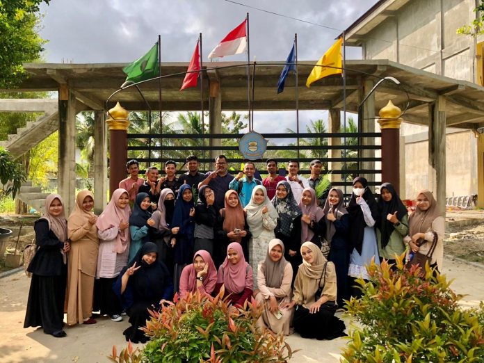 Sejumlah peserta Akademi Kepemimpinan bersama pemateri dan Warek III, berfoto bersama seusai kelas yang digelar oleh BEM IAI Almuslim, Sabtu (7/1/2023. Foto: Humas IAI.
