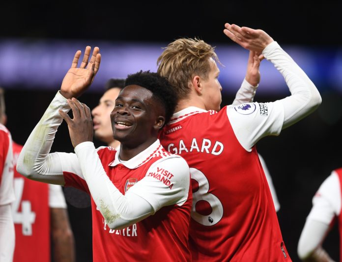 Saka dan Ødegaard Pemain Arsenal Saka dan Ødegaard merayakan gol pada laga Derby London Utara, Minggu (15/1/2023). Foto: Arsenal.