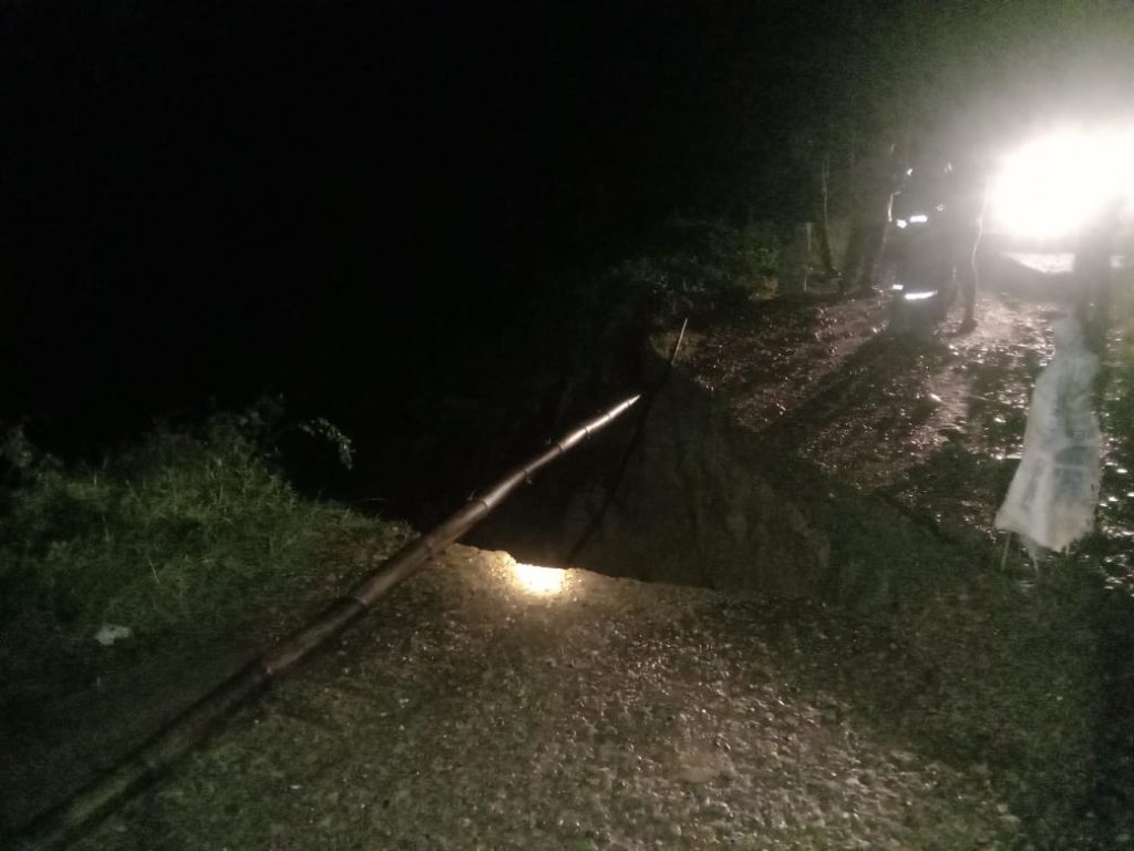 Abudment jembatan Blang Mane, Peusangan Selatan, Bireuen, Sabtu malam (21/1/2023) putus total digerus air sungai. Foto: HO for Komparatif.id.