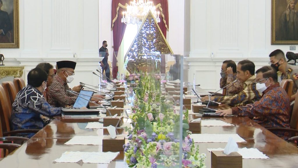 Presiden Jokowi bertemu sejumlah menteri membahas tindaklanjut rekomendasi Tim PPHAM, Senin (16/01/2023), di Istana Merdeka, Jakarta. (Foto: BPMI Setpres/Lukas).