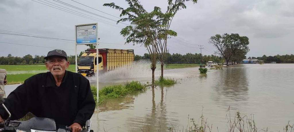 418 Bencana Melanda Aceh, Kerugian Capai Rp430 Miliar Pengedara melewati banjir yang merendam jalan Nasional Banda Aceh-Medan, desa Meunasah Alue, Peudada. Foto: FB/Red Aldy.