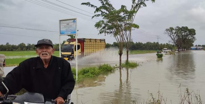 418 Bencana Melanda Aceh, Kerugian Capai Rp430 Miliar Pengedara melewati banjir yang merendam jalan Nasional Banda Aceh-Medan, desa Meunasah Alue, Peudada. Foto: FB/Red Aldy.