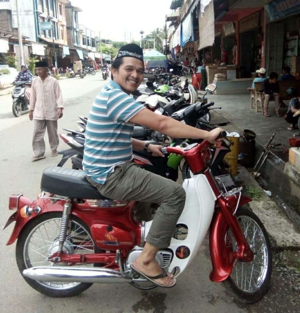 Zubier Lspir,S.E menulis pengalamannya yang menarik tentang pertautan dengan etnis Tionghoa Lhokseumawe, baik ketika SMP, SMA hingga kala berdagang. Foto: Koleksi Zubier.