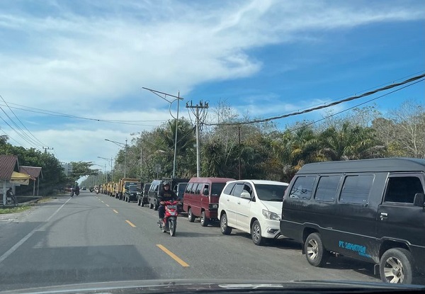 antrean panjang Antrean panjang di salah satu SPBU di Aceh, yang disebabkan oleh langkanya solar subsidi di awal 2023. Foto: Disitat dari akun Facebook Munawar Liza Zainal.