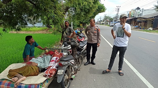 aulia dan cinta Demi Cinta: Hanya ada dua alasan bagi Rahmad Aulia (11) bersedia menempuh 230 kilometer pergi-pulang setiap 10 hari sekali. Alasan tersebut rasa cinta dan pengabdian kepada sang ayah tercinta yang telah enam tahun mengalami pembengkakan limpa. Hingga akhirnya pada Kamis (26/1/2023) ia dipertemukan oleh Ilahi dengan Ridha dan orang-orang baik lainnya. Foto: HO for Komparatif.id