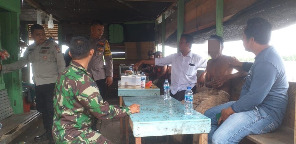 Dek Gam ditangkap pada Senin (30/1/2023) setelah bersembunyi dua hari di tambak warga. Ia buron setelah menganiaya prajurit TNI-AD. Foto: HO for Komparatif.id