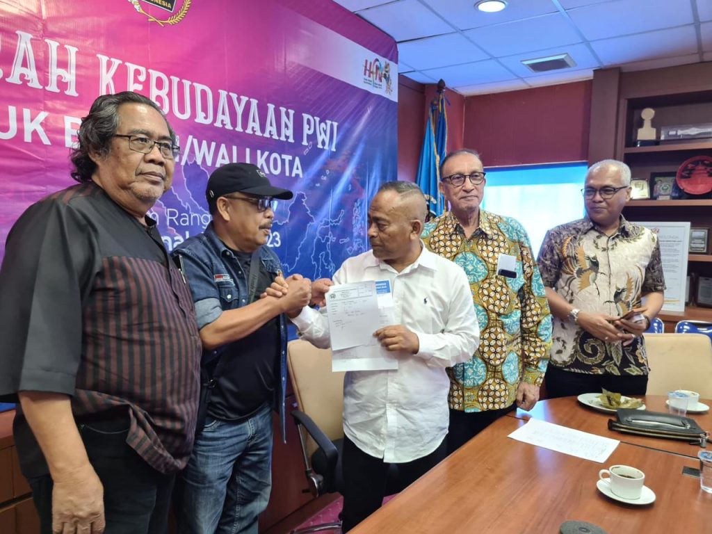 Ketua PWI Aceh, Nasir Nurdin menyerahkan dokumen pendaftaran sebagai calon tuan rumah Porwanas 2025 kepada Ketua Umum PWI Pusat, Atal S. Depari di Kantor PWI Pusat, Jumat (6/1/2023). Foto: Daredy Yoga.
