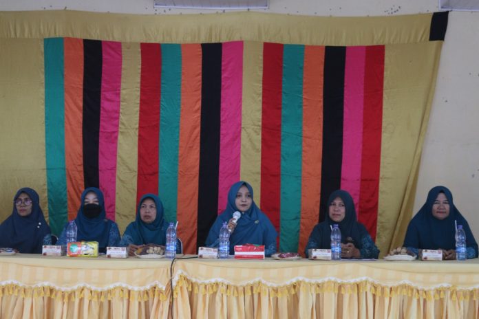 Pj Ketua TP-PKK Aceh Utara membuka kegiatan pembinaan 10 program pokok PKK di kantor Camat Nibong. Foto: Komparatif.ID/Fuad Saputra.