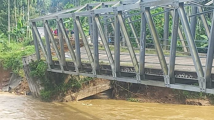 Jembatan Blang Mane mulai rubuh ke dalam Sungai Peusangan, Rabu (25/1/2023). 830 jiwa warga terancam mengalami kendala serius transportasi. Foto: HO for Komparatif.id.