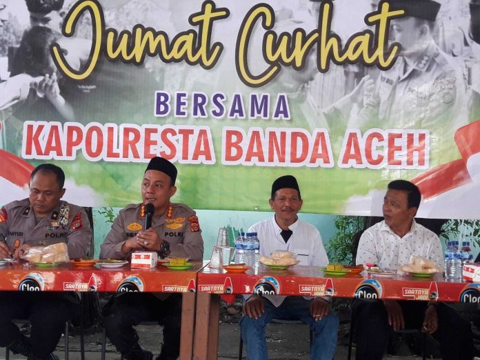 jumat-curhat Kapolresta Banda Aceh Kombes Pol Fahmi Irawan Ramli, Kamis (12/1/2023) sore beramah tamah dengan jurnalis dan pengurus SMSI Aceh di Warkop Taufik Kopi Methodist Banda Aceh. Foto: Komparatif.ID/ Riski Aulia Ramadhan.