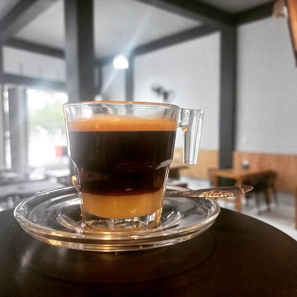 Bila Anda membutuhkan kenyamanan sembari menyeruput segelas arabika, maka Katoomba Coffee & Roastery merupakan tempat paling tepat. Berada 6 kilometer dari Kota Bireuen, Anda dapat menikmati suasana kampung yang dilintasi jalan nasional. Foto: Komparatif.id/Bahagia Arbi.