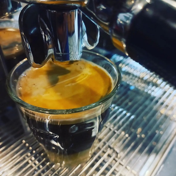 Setiap cangkir arabika di Katoomba, diracik oleh barista berpengalaman, dan mesin terbaik. Foto: Komparatif.id/Bahagia Arbi.
