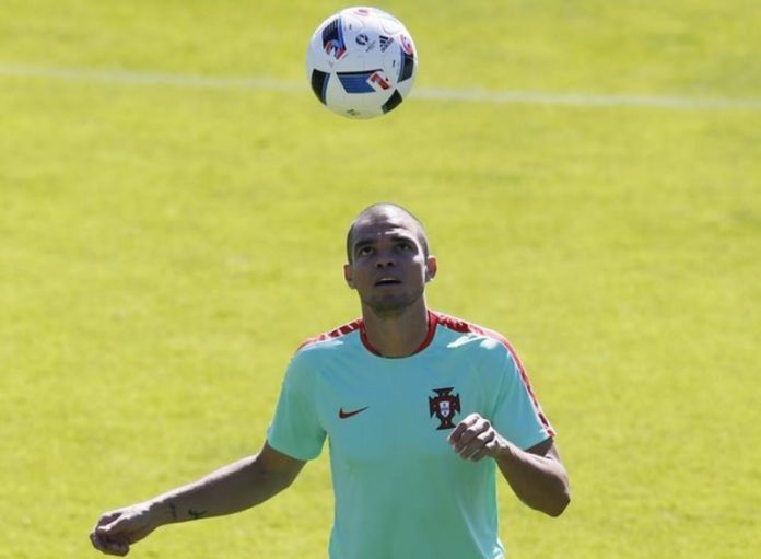 Cristiano Ronaldo ingin bermain bersama mantan rekannya di Real Madrid Pepe di Al Nassr. Foto: Reuters.