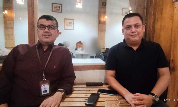masthur-yahya Ketua KKR Aceh Teungku Masthur Yahya (kiri) dan Ketua Badan Reintegrasi Aceh (BRA) Suhendri, Rabu (4/1/2023) saat menyampaikan perihal realisasi penyaluran reparasi mendesak terhadap korban pelanggaran HAM di Aceh. Foto: Komparatif.id/Muhajir Juli.
