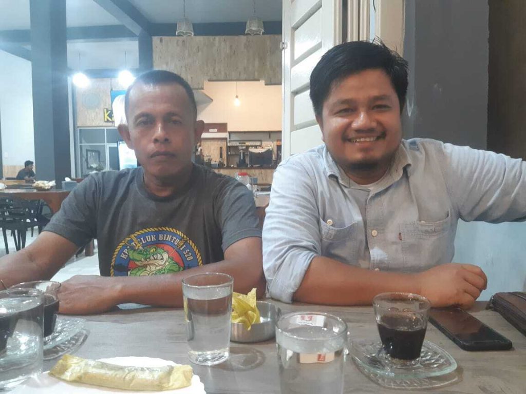Nasir Juli (kiri) dan penulis.