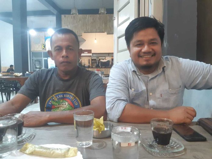 nasir-patok-nam Nasir Juli (kiri) dan penulis.