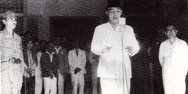peristiwa-17-agustus-pembacaan-teks-proklamasi-kemerdekaan-indonesia Soekarno membacakan teks Proklamasi Kemerdekaan Indonesia pada 17 Agustus 1945 di Jakarta. Foto: IPHHOS/Alex Mendur.