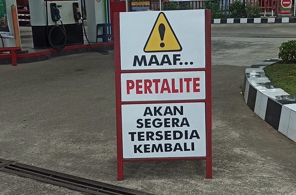 pertalite kosong Antrean panjang di berbagai SPBU di Aceh, disuga oleh sejumlah pihak akibat krisis BBM subsidi. tapi Pemerintah Aceh punya jawaban lain; ada indikasi penimbunan, dan disparitas harga yang sangat besar. Foto dikutip dari Facebook Khairul Fahmi.