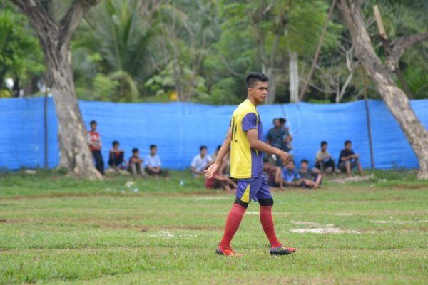 Wahid Wahyudi ketika sedang di atas lapangan bola. Kecil, lincah dan tidak temperamen. Foto: HO for Komparatif.id.