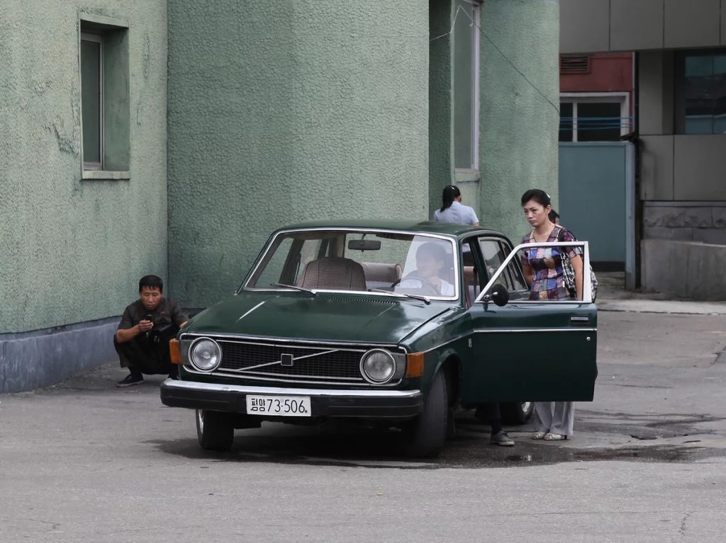 Satu unit Volvo 144 yang diekspor oleh Swedia ke Korea Utara pada tahun 1970-an, masih digunakan hingga saat ini. satu unit Volvo tersebut diptret oleh turis di jalanan Pyongyang pada September 2010. Foto: Disitat dari NPR.Org.