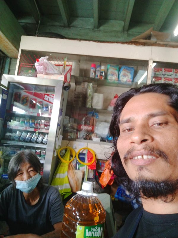 ZK dan seorang Tionghoa senior di Malaysia. Perempuan itu berjualan kelontong di kedai runcit. Foto: Koleksi ZK.