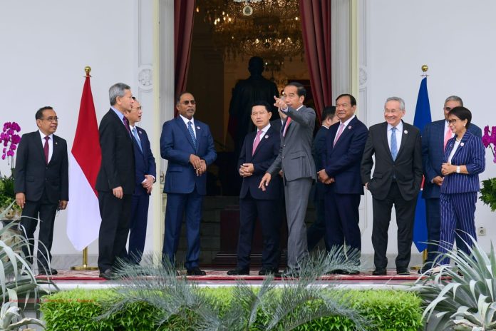 Sekjen ASEAN Presiden Jokowi menerima kunjungan kehormatan Menlu ASEAN dan Sekretaris Jenderal ASEAN, Jumat (3/2/2023). Foto: Setneg.