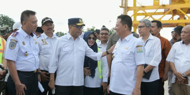 konektivitas Penjabat (Pj) Gubernur Aceh, Achmad Marzuki, saat mendampingi Menteri Perhubungan (Menhub) RI, Budi Karya Sumadi, meninjau kesiapan dermaga 3 Pelabuhan PT Pupuk Iskandar Muda (PIM) di Lhokseumawe, Jumat, (3/2/2023). Foto: humas.