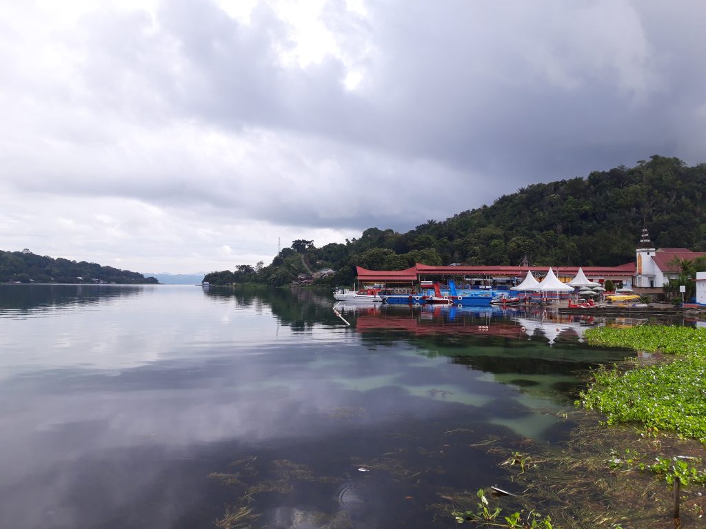 Kaldera Toba merupakan kawasan ekowisata warisan dunia. Di sepanjang tepiannya merupakan peradaban Batak dan Kristen yang sangat kental. Sehingga ada yang menyebutnya Serambi Vatikan. Foto: Komparatif.id/Muhajir Juli.
