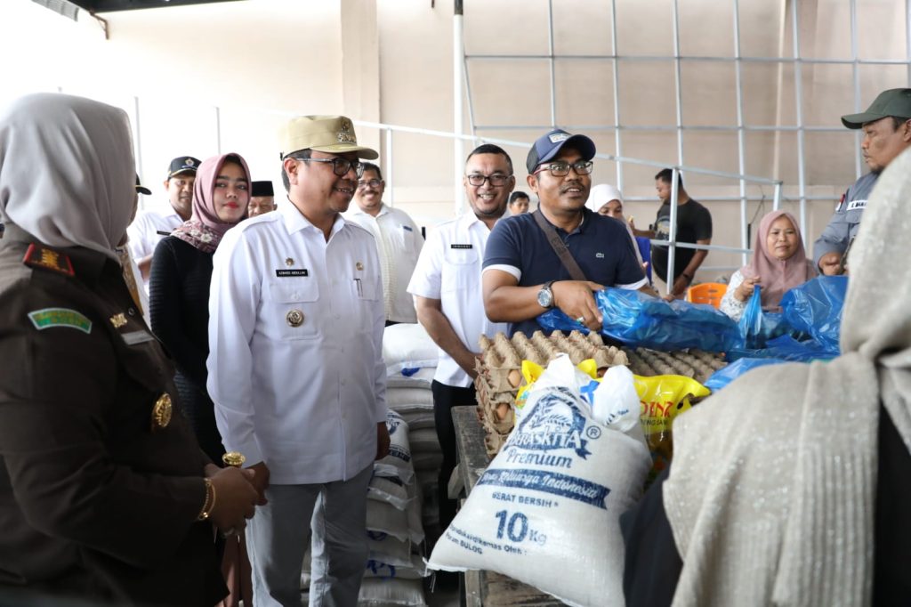 Pj Bupati Aceh Utara Azwardi Abdullah bersama Kajari Aceh Utara Dr. Diah Ayu Hartati memantau pelaksanaan pasar murah di Matangkuli, Rabu (8/2/2023). Foto: Komparatif.ID/Fuad Saputra.