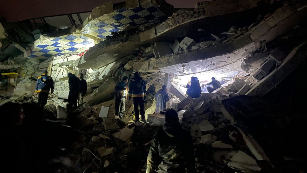 Tim penyelamat Suriah (White Helmets) dan warga sipil mencari korban dan penyintas di tengah puing-puing bangunan yang runtuh, di pedesaan utara provinsi Idlib Suriah yang dikuasai pemberontak di perbatasan dengan Turki, Senin pagi. Gempa Turki dan Suriah telah menyebabkan tiga ribu lebih warga tewas.Foto: Aaref Watad/AFP/Getty Images.