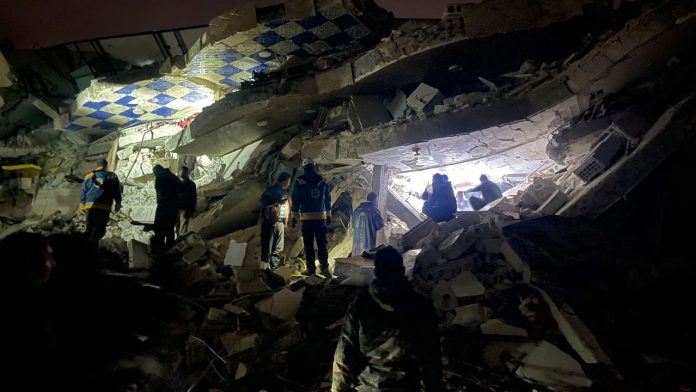 230206004000-01-syria-earthquake-0206 Tim penyelamat Suriah (White Helmets) dan warga sipil mencari korban dan penyintas di tengah puing-puing bangunan yang runtuh, di pedesaan utara provinsi Idlib Suriah yang dikuasai pemberontak di perbatasan dengan Turki, Senin pagi. Gempa Turki dan Suriah telah menyebabkan tiga ribu lebih warga tewas.Foto: Aaref Watad/AFP/Getty Images.