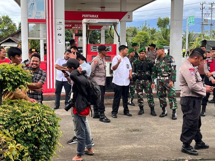 Suasana di SPBU Indrapuri saat MS Jantho menggelar eksekusi pengosongan dan penutupan sementara, Senin (6/2/2023). Foto: HO for Komparatif.ID.