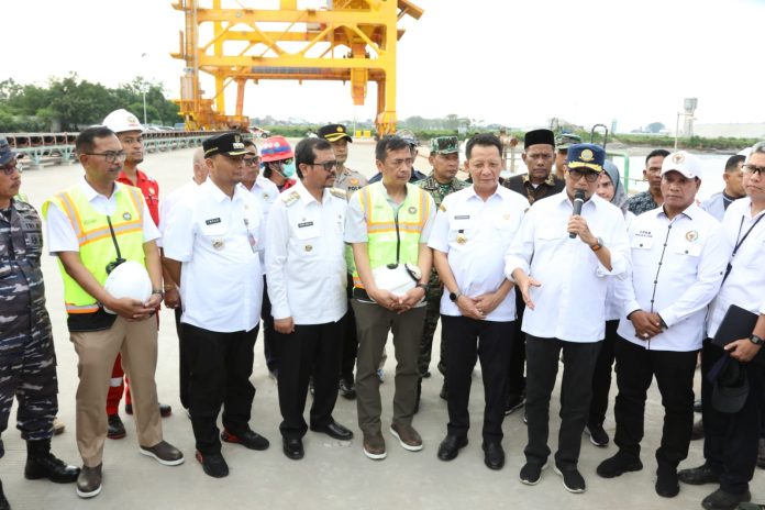 Menhub Budi Karya Sumadi anggaran Penjabat (Pj) Gubernur Aceh, Achmad Marzuki, saat mendampingi Menteri Perhubungan (Menhub) RI, Budi Karya Sumadi, meninjau kesiapan dermaga 3 Pelabuhan PT Pupuk Iskandar Muda (PIM) di Lhokseumawe, Jumat, (3/2/2023).