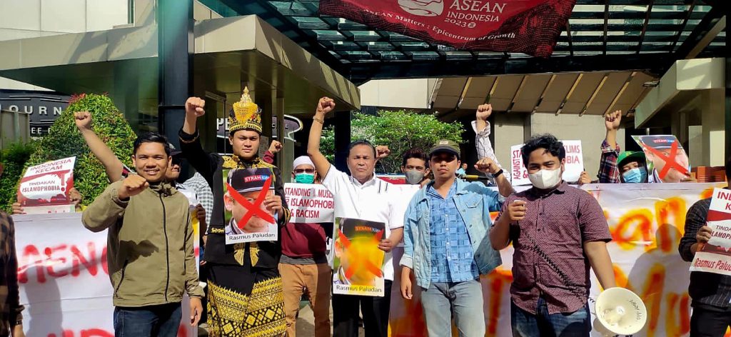Wakil Ketua Komite II DPD-RI Dapil Aceh Dr. Ir. H. Abdullah Puteh, bersama Angkatan Muda Tanah Rencong (AMTR) Jakarta menggelar demonstrasi di depan Kedubes Swedia, Senin (13/2/2023). Foto: HO for Komparatif.ID.