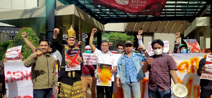 AMTR Abdullah Puteh Wakil Ketua Komite II DPD-RI Dapil Aceh Dr. Ir. H. Abdullah Puteh, bersama Angkatan Muda Tanah Rencong (AMTR) Jakarta menggelar demonstrasi di depan Kedubes Swedia, Senin (13/2/2023). Foto: HO for Komparatif.ID.