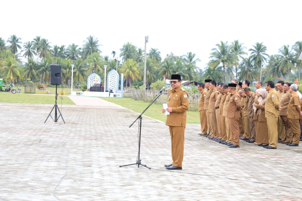 Pj Bupati Aceh Utara Azwardi Abdullah meminta ASN untuk responsif layani masyarakat. Foto: Komparatif.ID/Fuad Saputra.