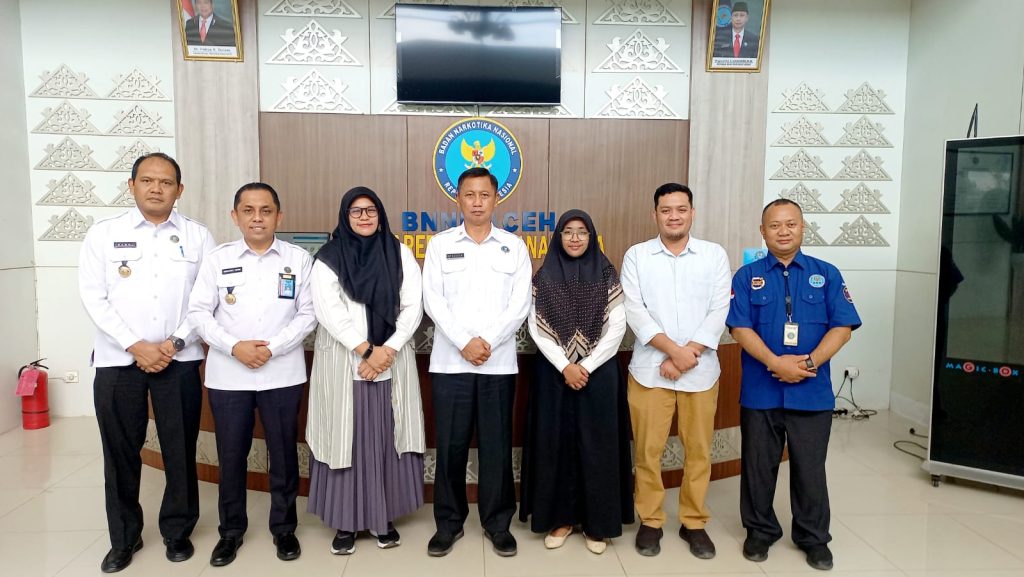 Ketua Prodi IAN FISIP UIN Ar-Raniry Muazzinah B.Sc., MPA berfoto bersama Ketua BNNP Aceh Brigjen. Pol. Ir. Sukandar terkait kerjasama Pencegahan Narkotika di kampus, Senin (13/2/2023). Foto: HO for Komparatif.ID.