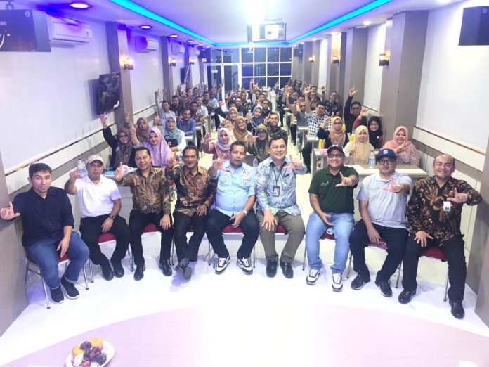 Tenaga pemasar atau Account Officer dan manajer Bank Aceh berfoto bersama usai mengikuti pelatihan pembiayaan KUR syariah di Lhokseumawe. Foto: HO for Komparatif.ID.