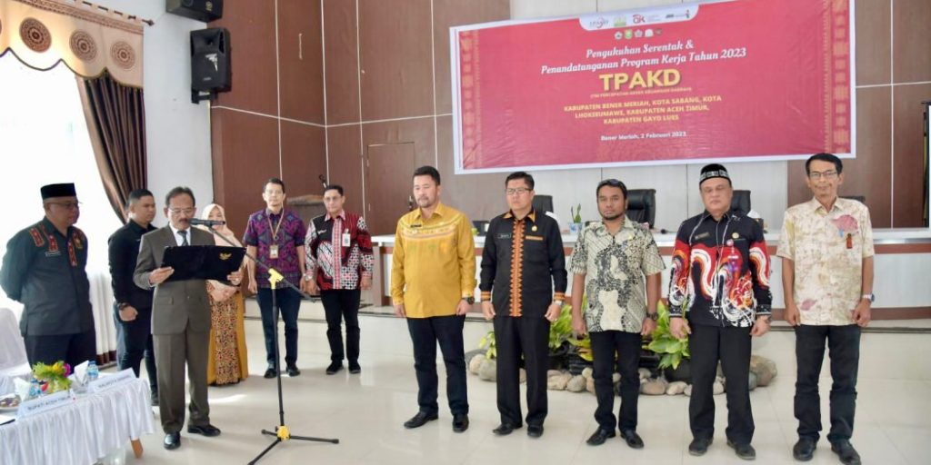 Penjabat (Pj) Gubernur Aceh yang diwakili Asisten II Mawardi mengukuhkan Tim Percepatan Akses Keuangan Daerah (TPAKD) di lima Kabupaten/Kota yaitu, Bener Meriah, Lhokseumawe, Sabang, Aceh Timur dan Gayo Lues, Kamis (2/2/2023). Foto: Humas.
