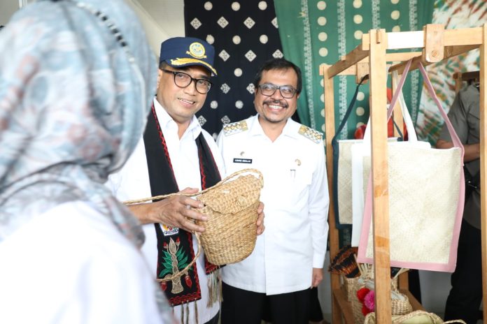 Konektivitas Menhub Budi Karya Sumadi didampingi Pj Bupati Aceh Utara melihat hasil kerajinan Deskranasda Aceh Utara disela-sela kunkernya.