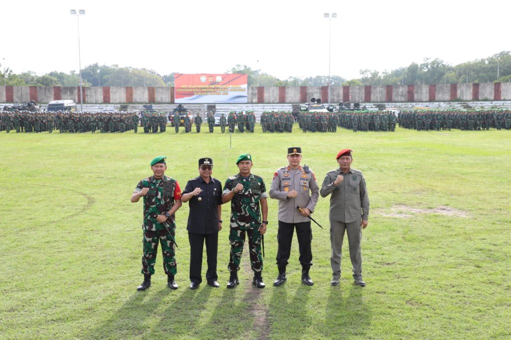 Pangdam IM Mayjen Mohammad Hasan berfoto bersama Pj Bupati Aceh Utara Azwardi Abdullah, dan Kapolda Aceh Achmad Haidar di stadion Perta Arun Gas, Lhokseumawe. Foto: Komparatif.ID/Fuad Saputta