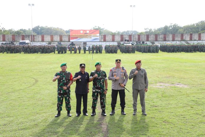 Pangdam IM Mayjen Mohammad Hasan berfoto bersama Pj Bupati Aceh Utara Azwardi Abdullah, dan Kapolda Aceh Achmad Haidar di stadion Perta Arun Gas, Lhokseumawe. Foto: Komparatif.ID/Fuad Saputta