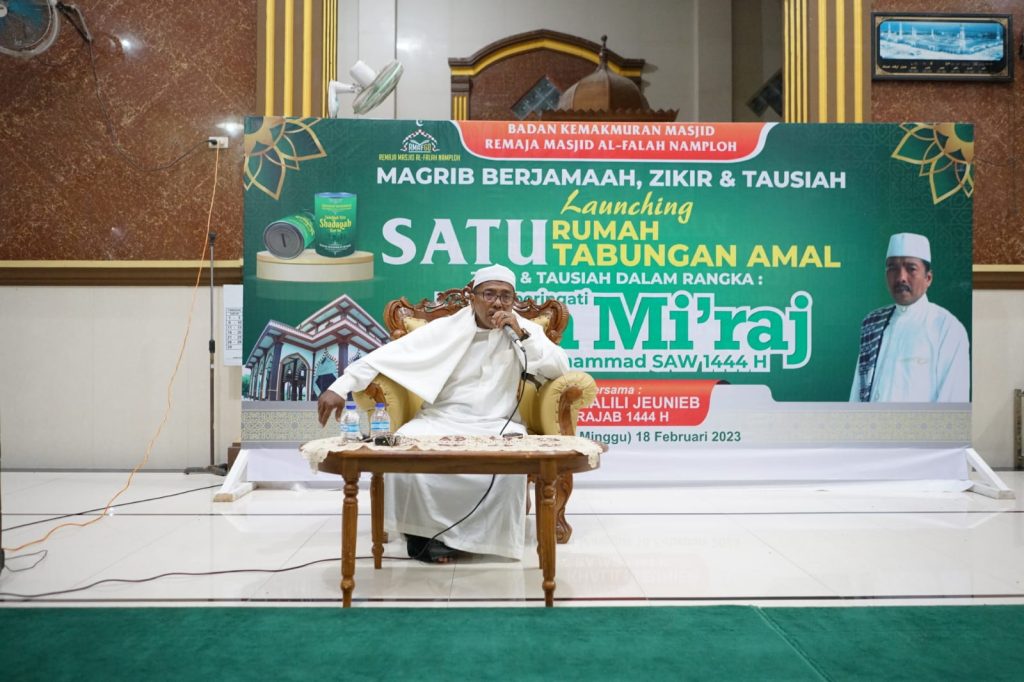 BKM dan Remaja Masjid Al-Falah Namploh me-launching gerakan program kegiatan satu rumah satu tabungan amal. Foto: HO for Komparatif.ID.