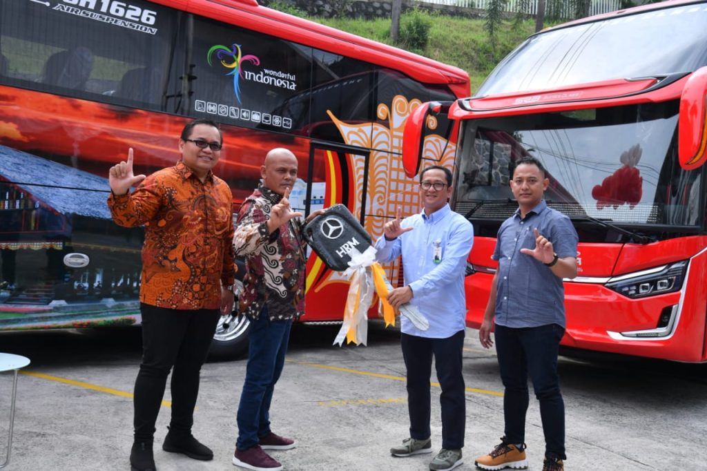 Pemimpin Bank Aceh Cabang Medan, Doni Rachman (dua kiri) menyerahkan secara simbolis enam bus baru kepada Direktur Utama PT JRG, T Rival Amiruddin (dua kanan). Penyerahan disaksikan BM Dealer PT Hartono Raya Motor, Didie Prastowo (kiri) dan Supervisor Sales Cabang, Hendi Wibowo (kanan), di Semarang, Jawa Tengah, Selasa (7/2/2023). Foto: HO for Komparatif.ID.