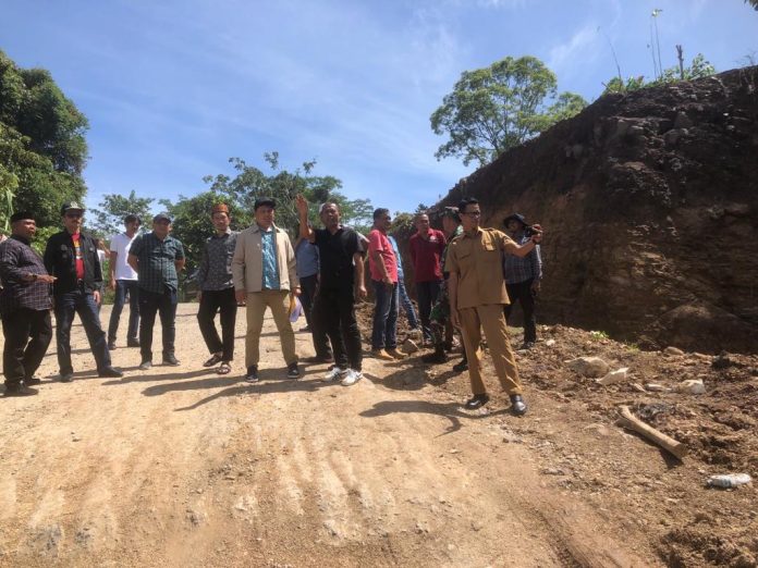Komisi IV DPRA memantau pembangunan ruas jalan batas Pidie-Meulaboh, Senin (30/1/2023). Mereka menyebutkan ruas jalan tersebut harus tuntas tahun 2024. Foto: HO for Komparatif.id.