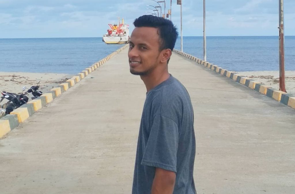 Moenawar Lhok menulis tentang Aceh dagang yang telah menjadi trade mark orang Aceh. Foto: Dok. penulis.